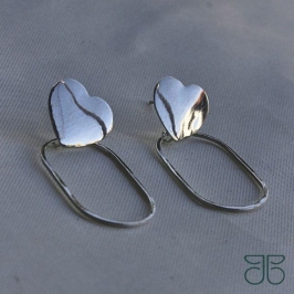 BRINCO CORAÇÃO CHAPA LISO OVAL PENDURADO PRATA