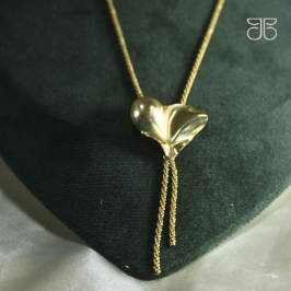 GARGANTILHA TORCIDA DIAMANTADA PINGENTE CORAÇÃO