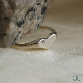 ANEL CORAÇÃO CHAPA PEDRINHA ZIRCÔNIA PRATA