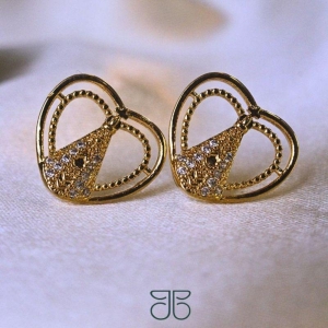 BRINCO NOSSA SENHORA CRAVEJADA CORAÇÃO VAZADO