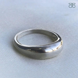 ANEL ABAULADO OVAL LISO PRATA