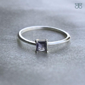 ANEL SOLITÁRIO QUADRADO PEDRA LILÁS PRATA