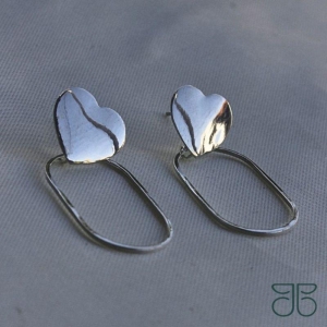 BRINCO CORAÇÃO CHAPA LISO OVAL PENDURADO PRATA