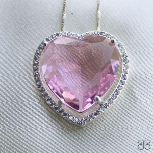 GARGANTILHA PEDRA CORAÇÃO ROSA