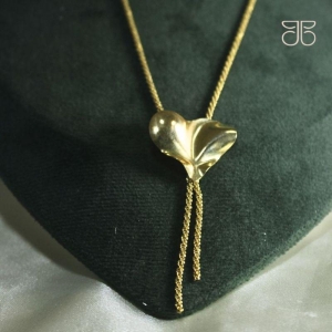 GARGANTILHA TORCIDA DIAMANTADA PINGENTE CORAÇÃO