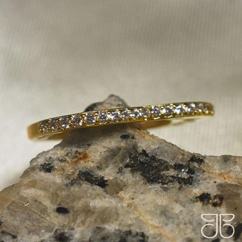 ANEL CORAÇÕES VAZADO LATERAL EM CIMA ZIRCONIA