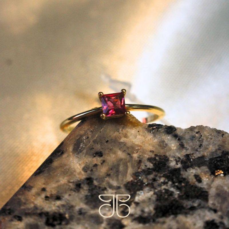 ANEL SOLITÁRIO PEDRA QUADRADA RUBI OURO