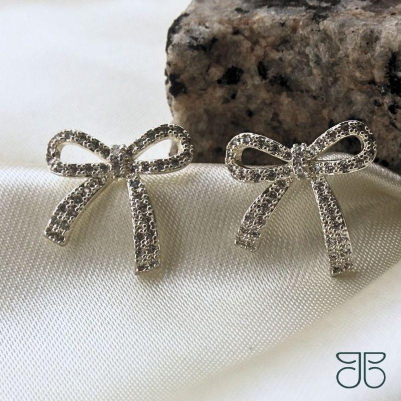 BRINCO LACINHO CRAVEJADO MICROZIRCÔNIAS CRISTAL PRATA