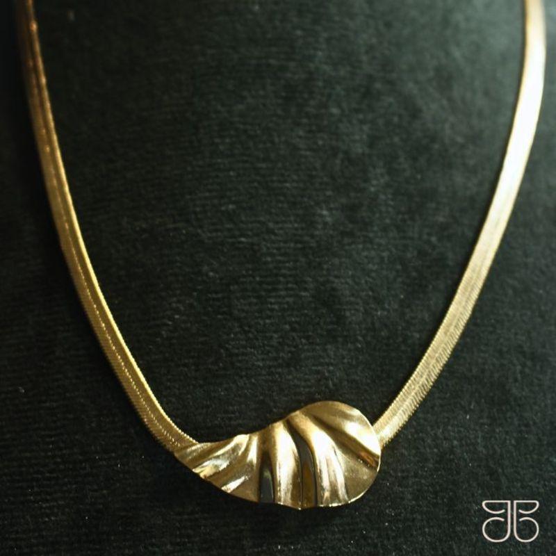 GARGANTILHA FITA FOLHA MARTELADA