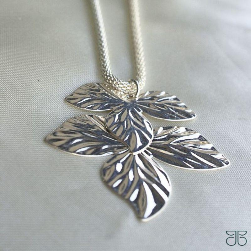 GARGANTILHA PINGENTE FOLHA ORGÂNICA ELO TIJOLINHO ARREDONDADO RIGIDO